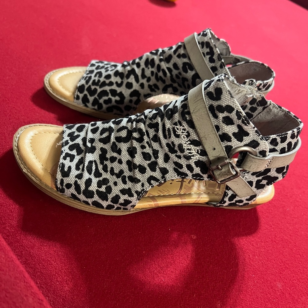 Blowfish sandals like new!